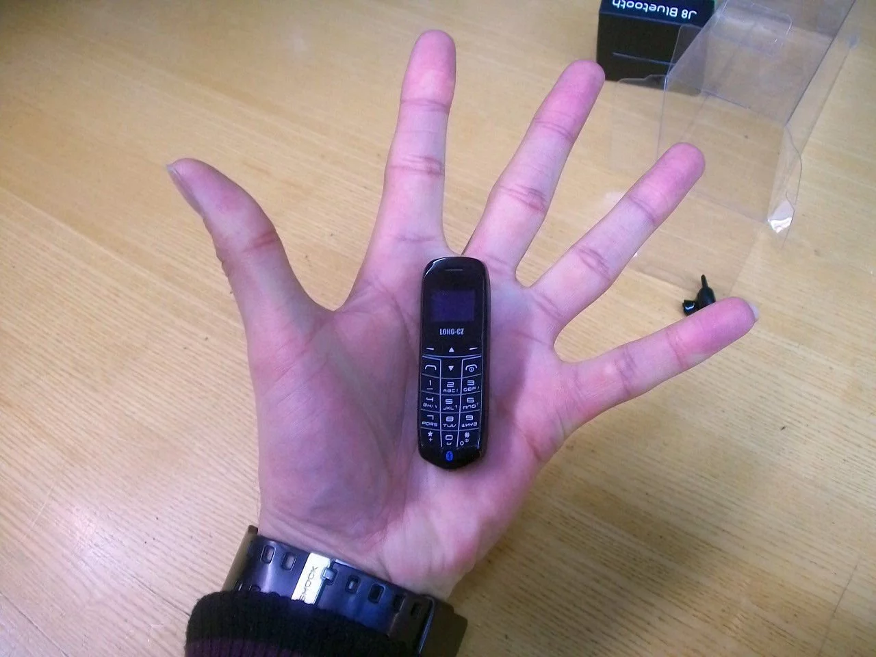 Фотография маленького телефона. Маленький телефон. Маленький сотовый телефон. Самый маленький сотовый телефон. Самый маленький смартфон.